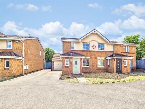 Oakfield Grove Parking With Garage