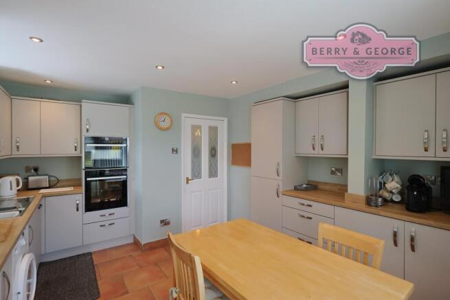 KITCHEN / DINER