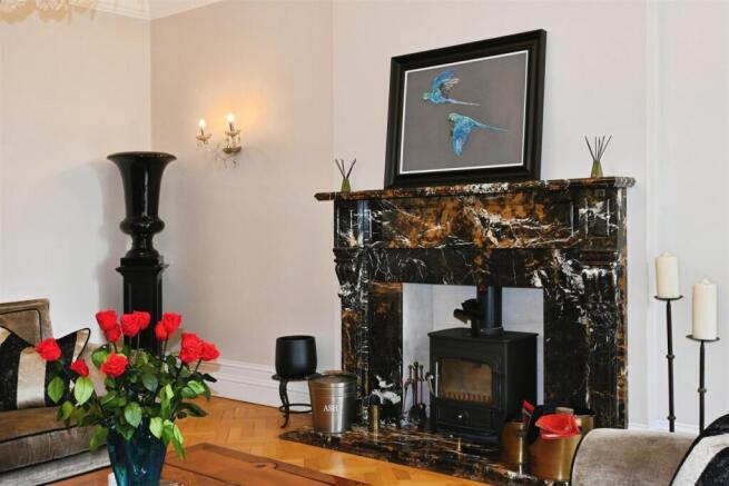 5 bed Detached for sale Image 10