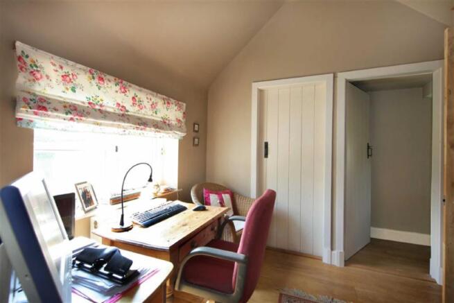 STUDY/DRESSING ROOM