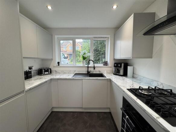 4 bed Detached for sale Image 8