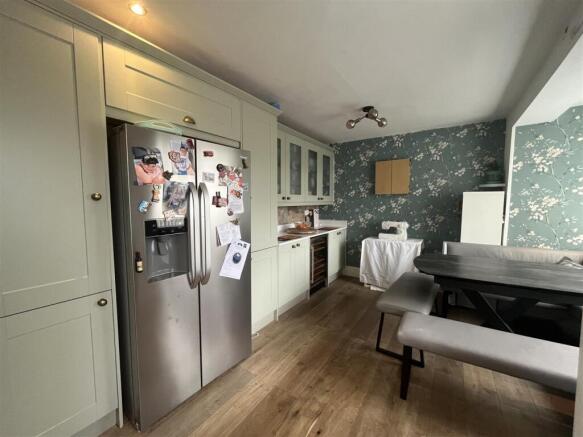 4 bed Semi-Detached for sale Image 7