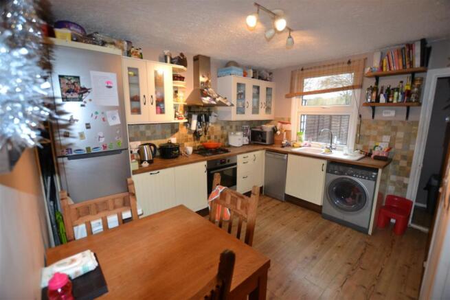 KITCHEN / DINING ROO