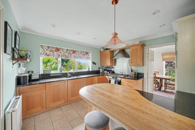 5 bed Detached for sale Image 12