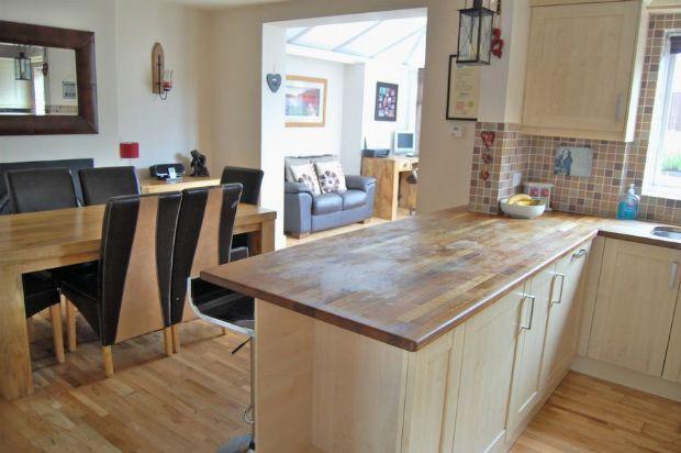 KITCHEN/DINING ROOM