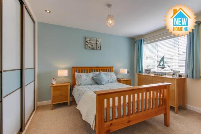 MAIN BEDROOM: