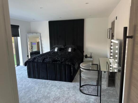 6 bed Detached for sale Image 7