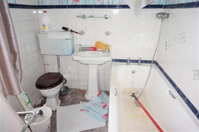 FAMILY BATHROOM :