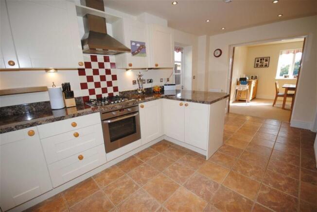 KITCHEN/BREAKFAST RO