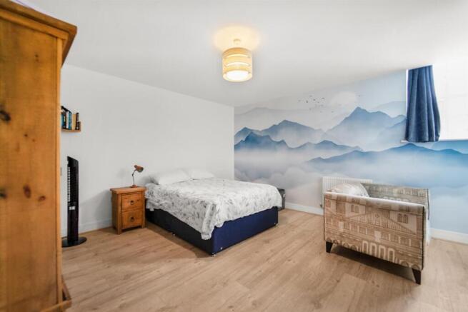 4 bed Town House for sale Image 5