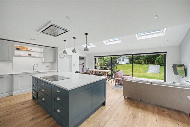 4 bed Detached to rent Image 8