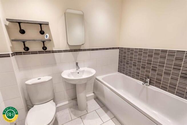 4 bed House for sale Image 12