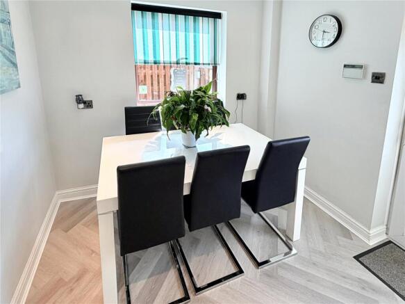 4 bed Detached for sale Image 8