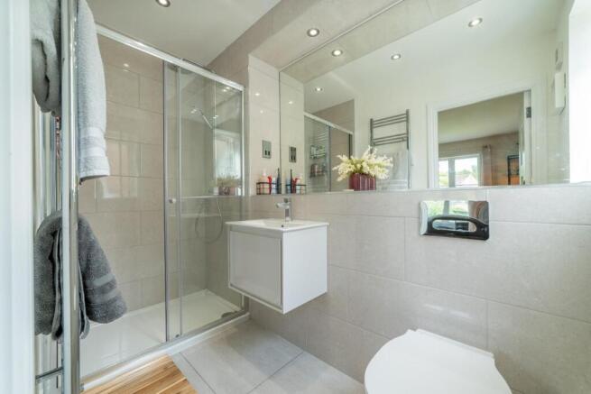 5 bed Detached for sale Image 10