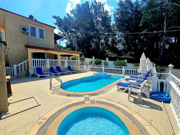 Link-detached villa