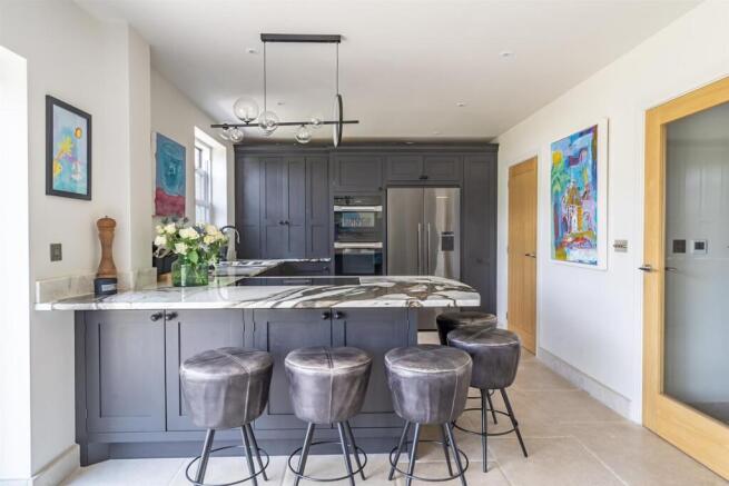 6 bed House for sale Image 3