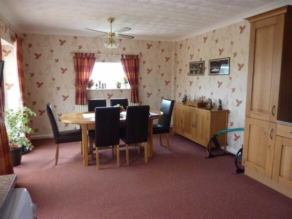 LARGE DINING KITCHEN