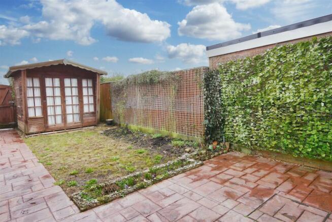 REAR GARDEN/SUMMER HOUSE