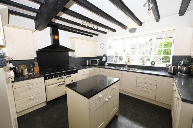 8 bed Detached for sale Image 5