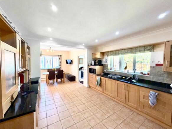 5 bed Detached for sale Image 6