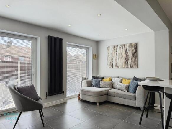 4 bed Semi-Detached for sale Image 2