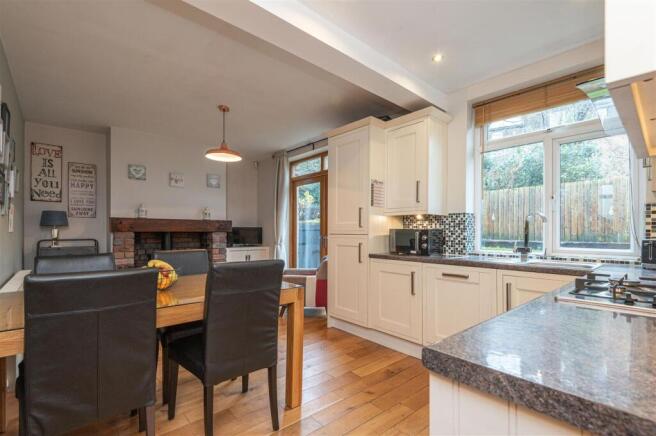 3 bed Semi-Detached for sale Image 6