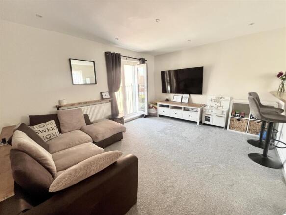 Open plan living/kitchen: