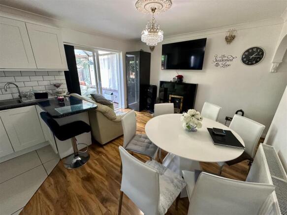4 bed Detached for sale Image 11