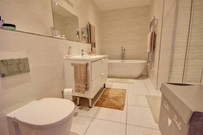 6 bed Detached for sale Image 10