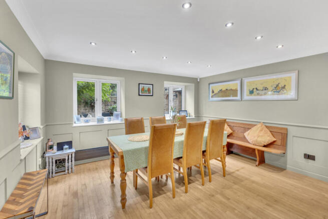 5 bed Detached for sale Image 9