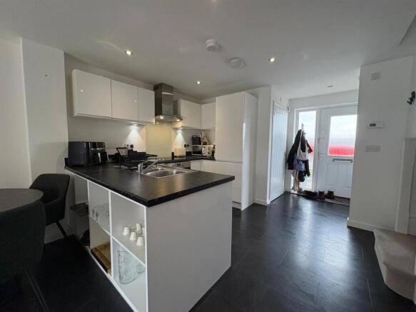 2 bed Semi-Detached for sale Image 4