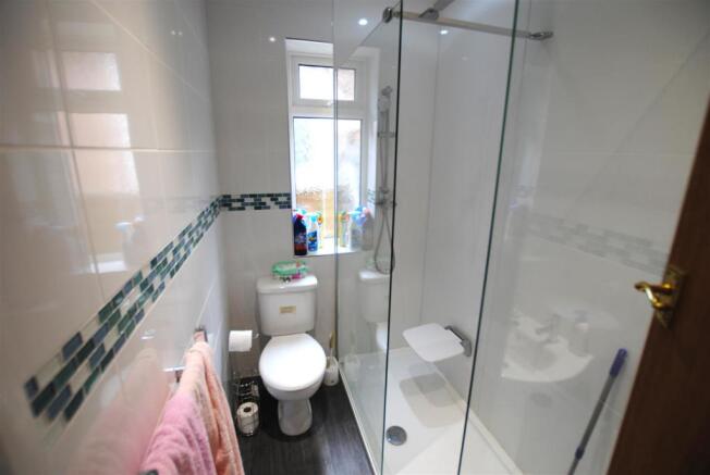 124 st margarets ave shower room.JPG