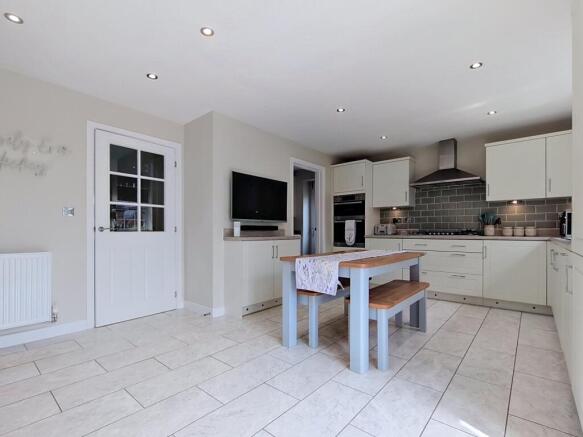 4 bed Detached for sale Image 10