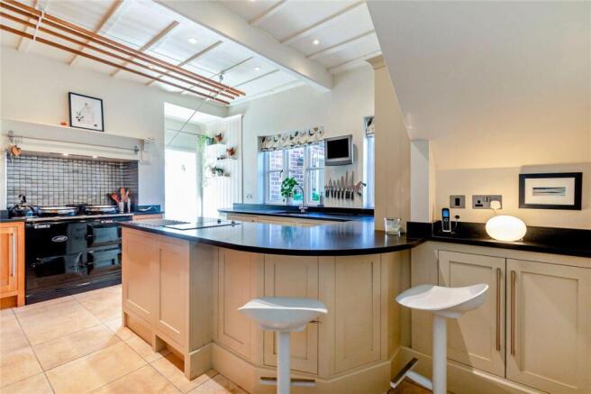5 bed Detached for sale Image 4