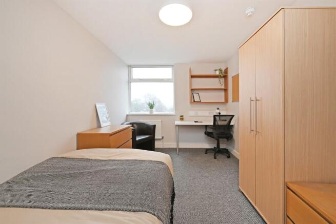 3 bed Apartment to rent Image 6