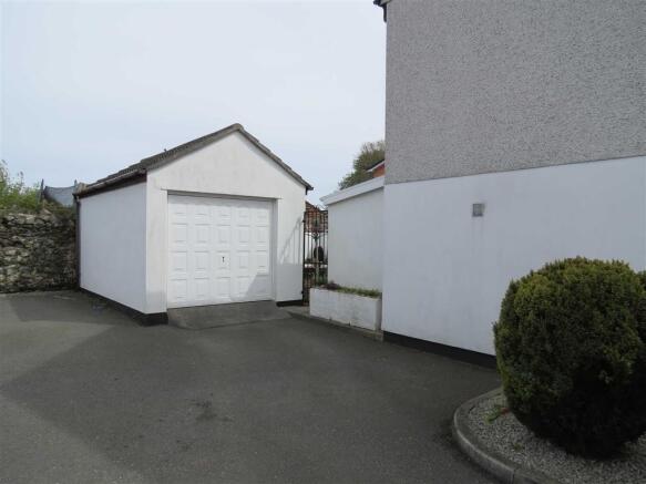 Detached Garage: