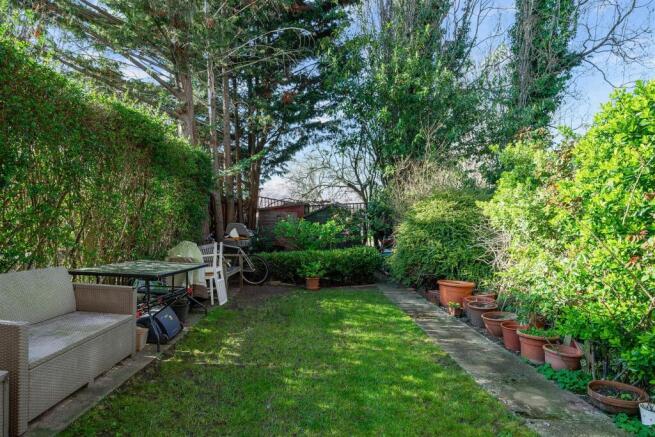 FRENSHAM DRIVE (16).jpg