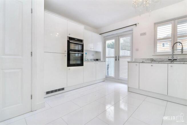 KITCHEN/LIVING ROOM