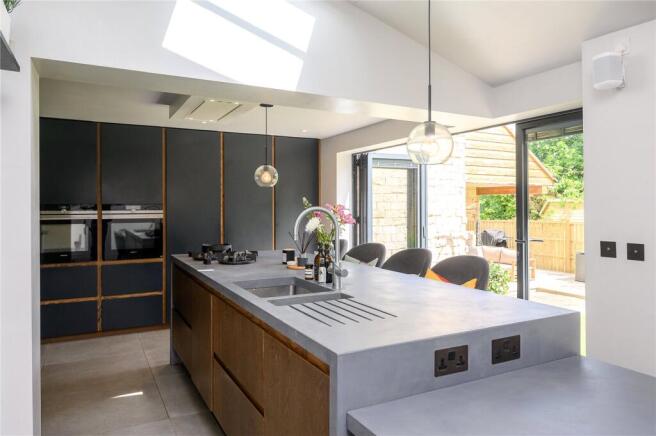 5 bed Link Detached House for sale Image 4