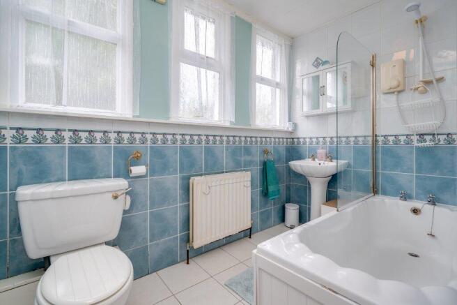 5 bed Detached for sale Image 7