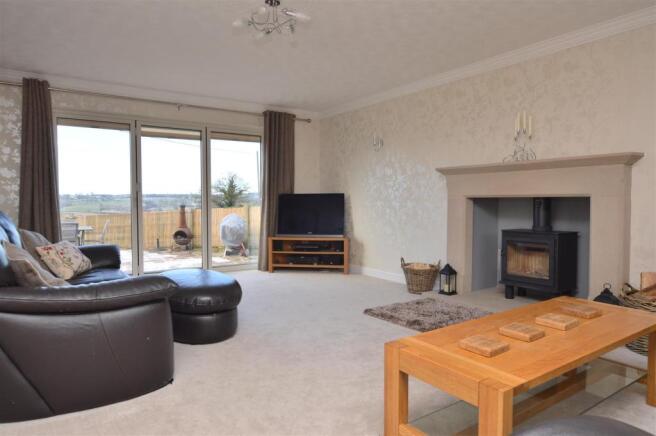 Spacious Dual Aspect Lounge