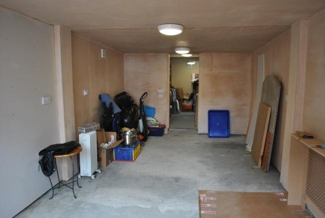GARAGE TO SIDE