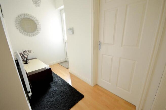 2 bed Apartment to rent Image 11