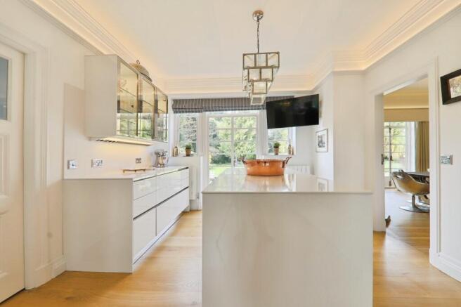 5 bed Detached for sale Image 4