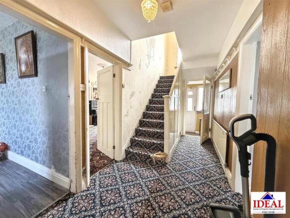 6 bed Detached for sale Image 4