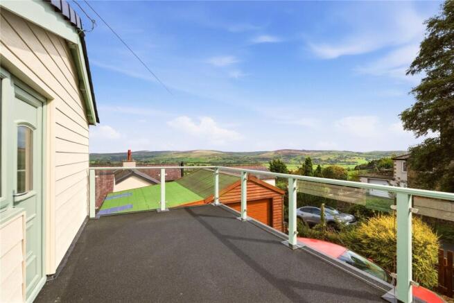 4 bed Semi-Detached for sale Image 11