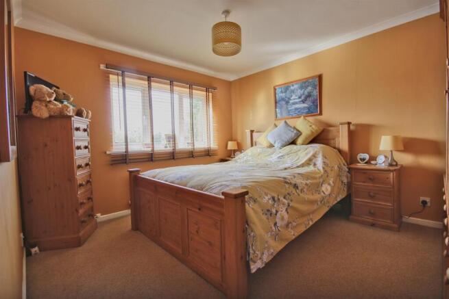 4 bed Detached for sale Image 9