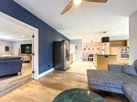 6 bed Detached for sale Image 5
