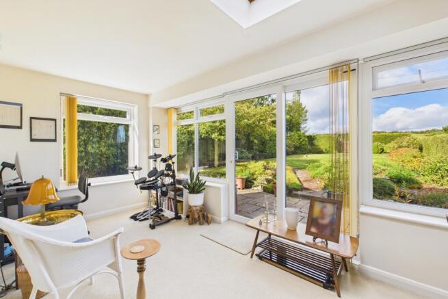 CAM04201G0-PR0106-STILL001