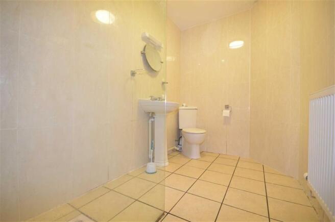 EN-SUITE SHOWER ROOM